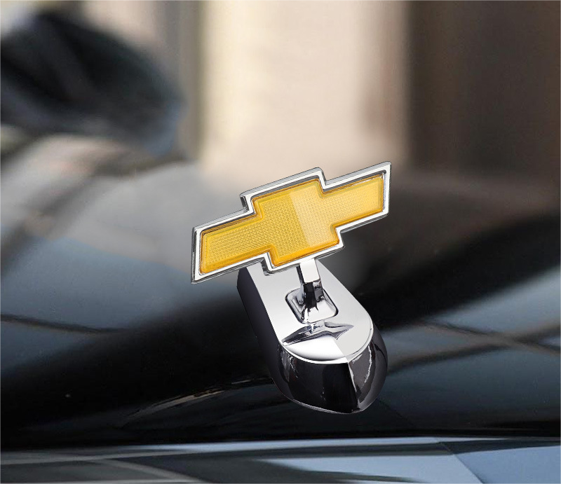 Logo na maskę samochodu z ozdobą