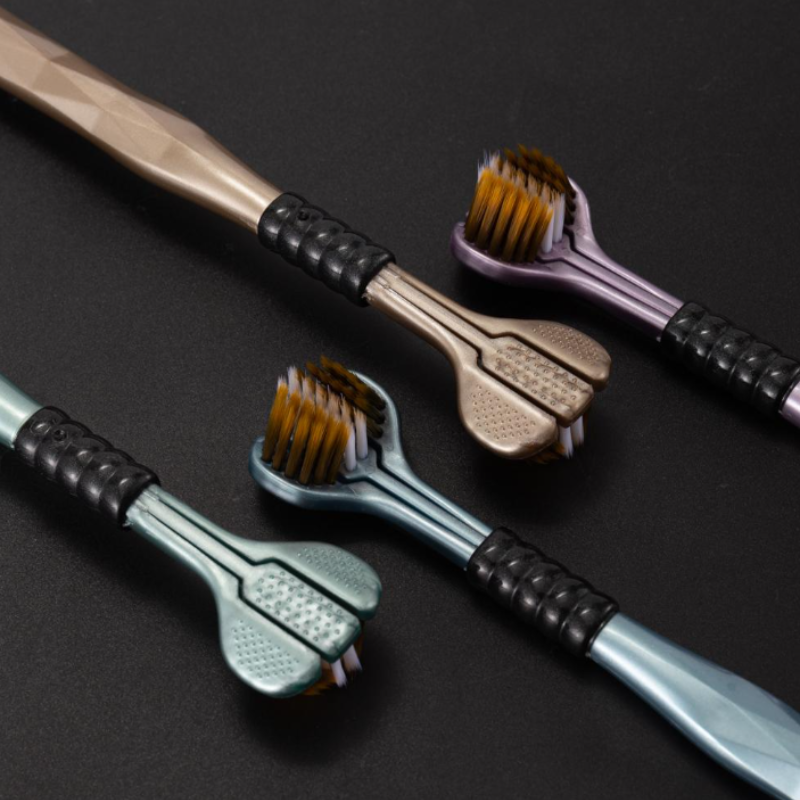 🦷 Szczoteczka do zębów ma trzy główki i można jej używać pod kilkoma kątami