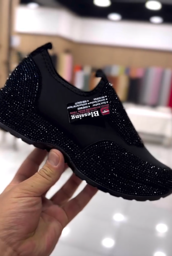 Modne, codzienne trampki z kryształkami