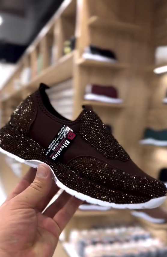 Modne, codzienne trampki z kryształkami