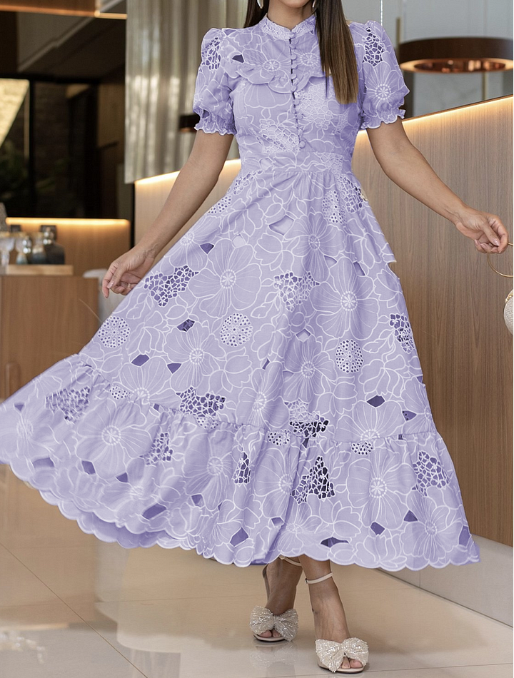 Elegancka sukienka z wydrążonym wzorem kwiatowym