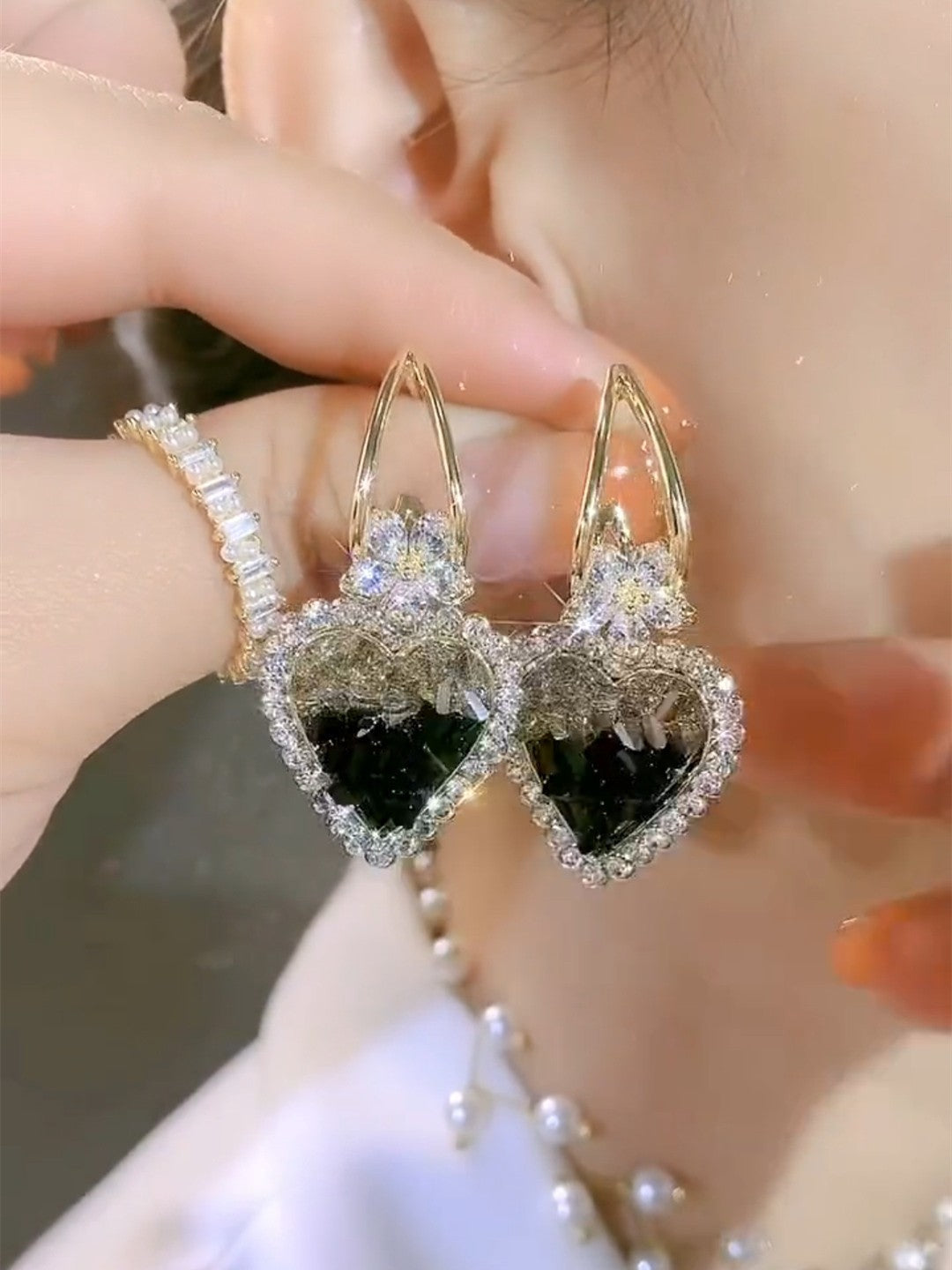 Zielone kryształowe kolczyki w kształcie serca