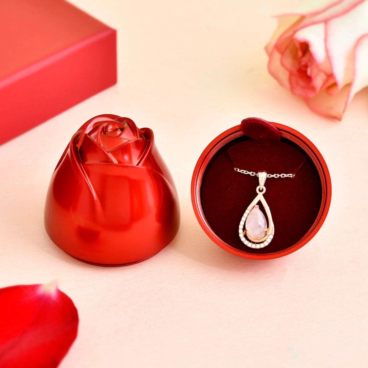 Naszyjnik z wisiorkiem w kształcie serca z linii róż