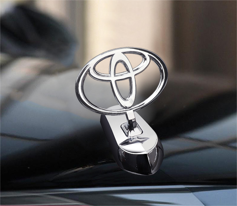 Logo na maskę samochodu z ozdobą