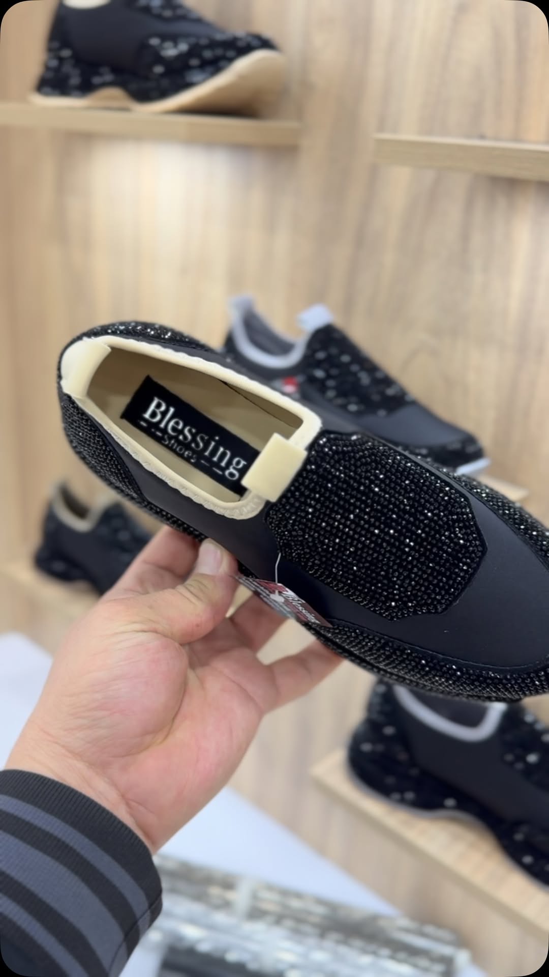 Modne, codzienne trampki z kryształkami