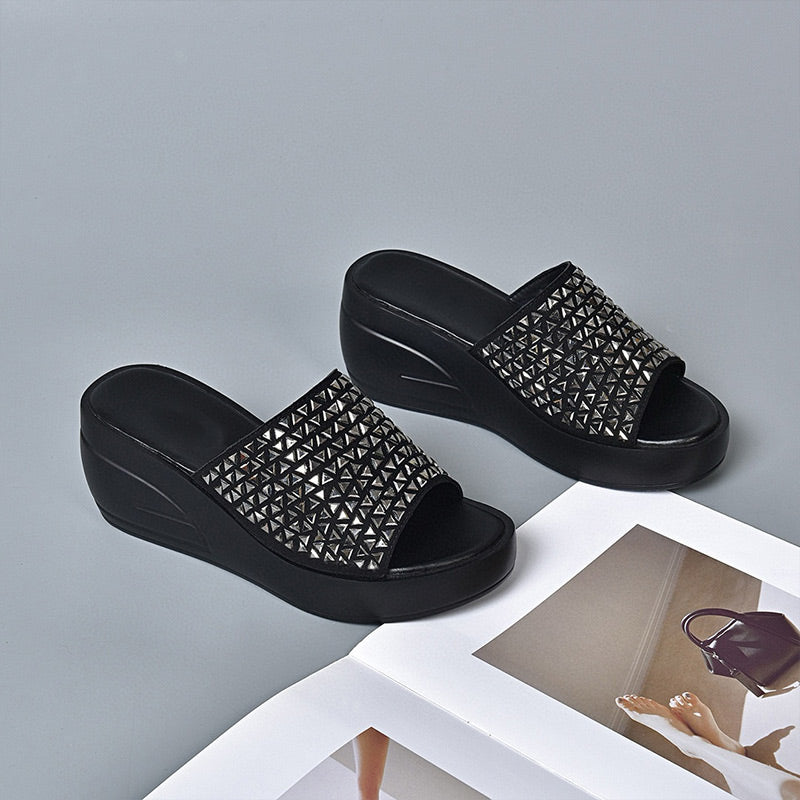 Damskie błyszczące sandały na koturnie