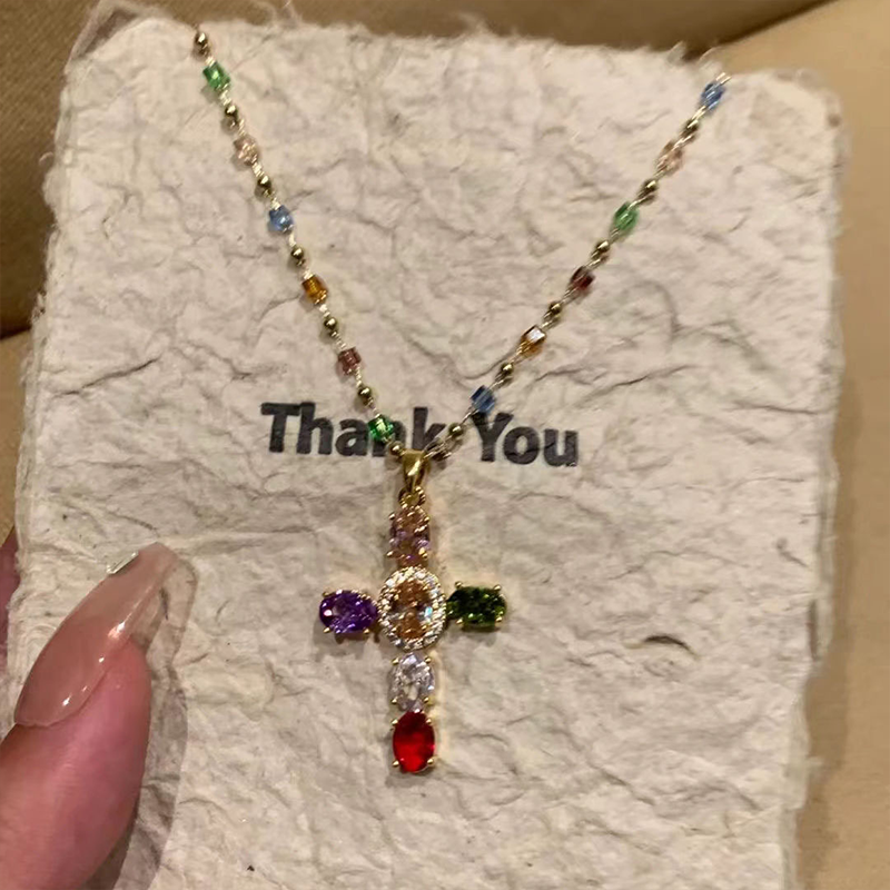 Kolorowe naszyjniki z kryształowym krzyżem