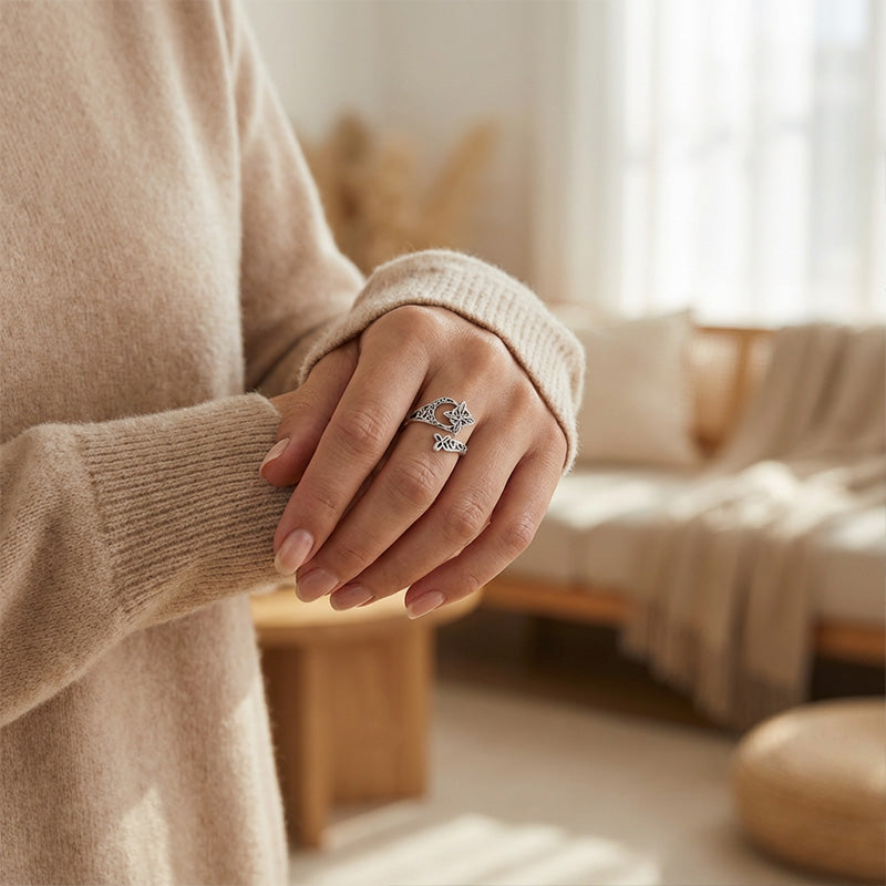 Pierścionek z otwartym wzorem celtyckim, wykonany ze srebra próby 925