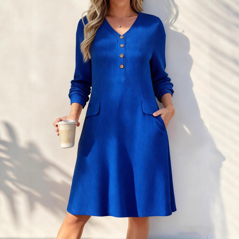 👗 Sukienka dzianinowa w pionowe paski i dekolt w serek dla kobiet